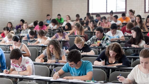 Alumnos realizando un examen